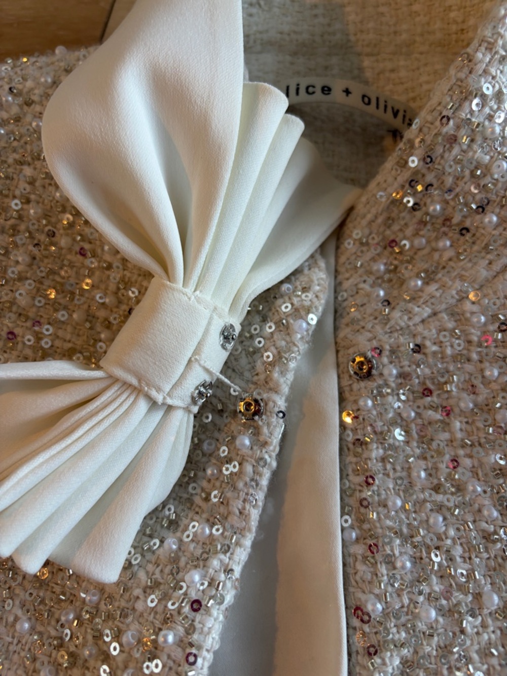 Alice + Olivia
Ilaria Sequin & Bead
Embellished Crop - Picture 10 of 16